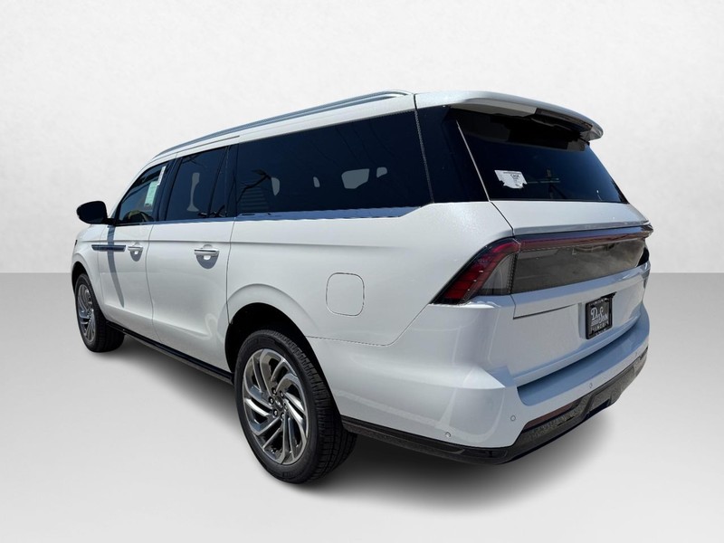 Lincoln Navigator L Vehicle Full-screen Gallery Image 07