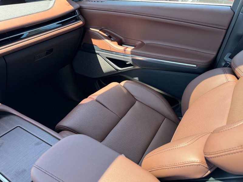 Lincoln Navigator L Vehicle Full-screen Gallery Image 11