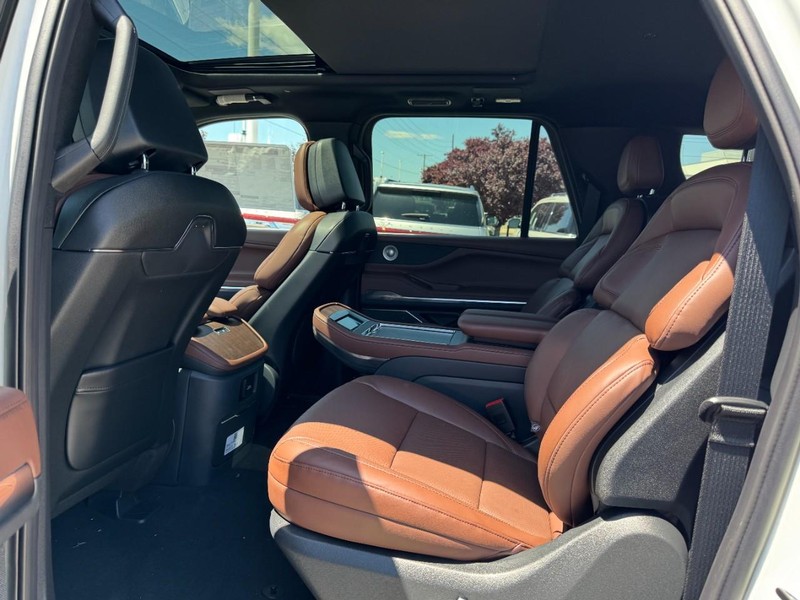 Lincoln Navigator L Vehicle Full-screen Gallery Image 12