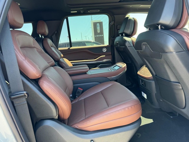 Lincoln Navigator L Vehicle Full-screen Gallery Image 13