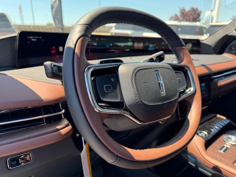 Lincoln Navigator L Vehicle Full-screen Gallery Image 15