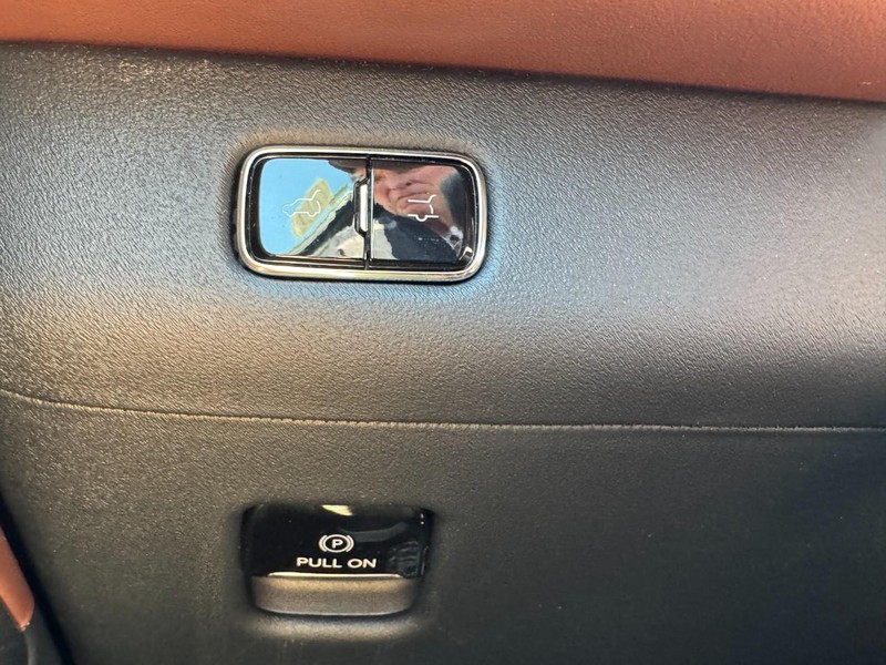 Lincoln Navigator L Vehicle Full-screen Gallery Image 22