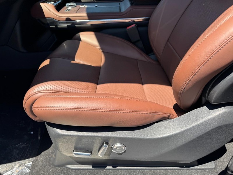 Lincoln Navigator L Vehicle Full-screen Gallery Image 26