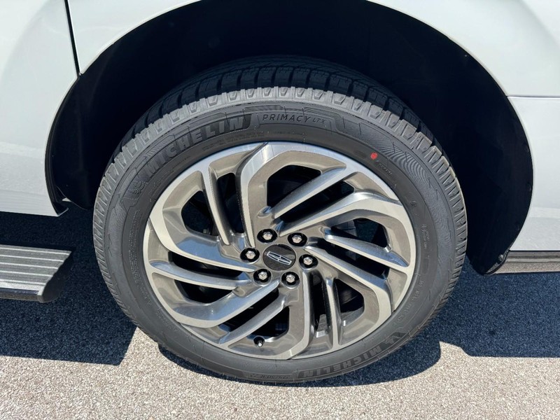 Lincoln Navigator L Vehicle Full-screen Gallery Image 27