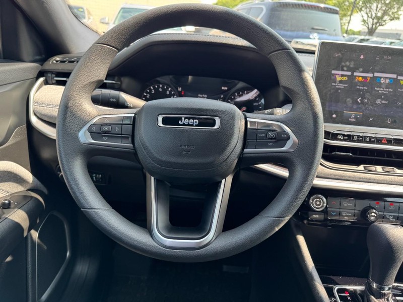 Jeep Compass Vehicle Full-screen Gallery Image 10