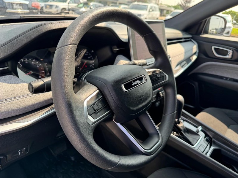 Jeep Compass Vehicle Full-screen Gallery Image 15