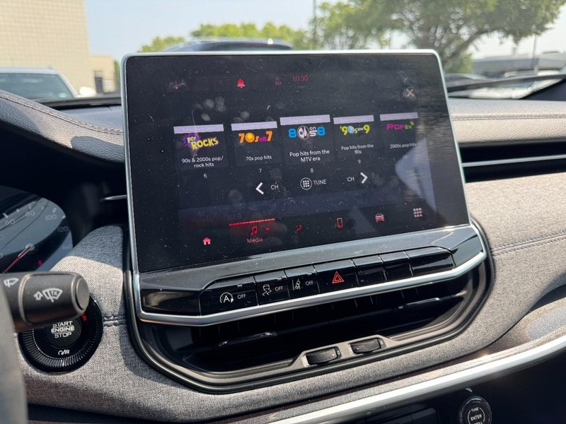 Jeep Compass Vehicle Full-screen Gallery Image 16