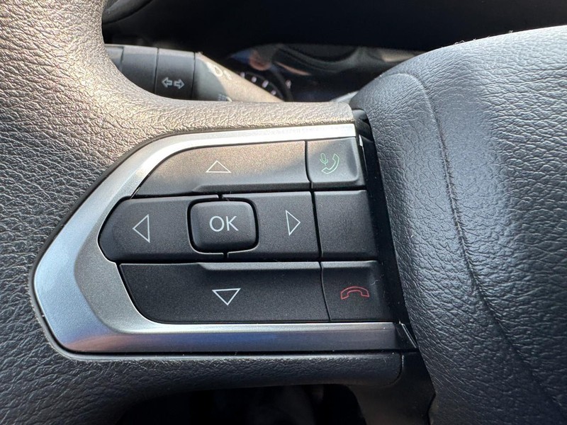 Jeep Compass Vehicle Full-screen Gallery Image 18