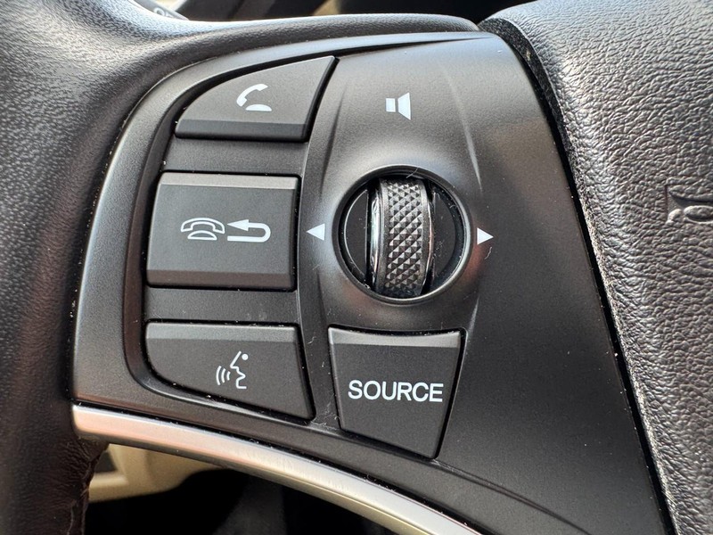 Acura MDX Vehicle Full-screen Gallery Image 18