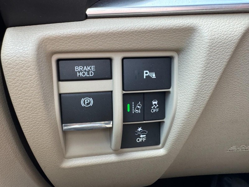 Acura MDX Vehicle Full-screen Gallery Image 22