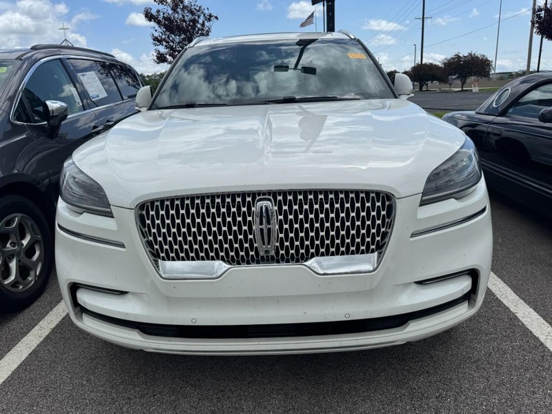 Lincoln Aviator Vehicle Full-screen Gallery Image 02