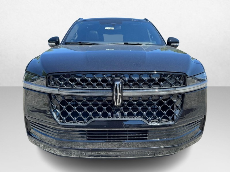 Lincoln Navigator Vehicle Full-screen Gallery Image 02