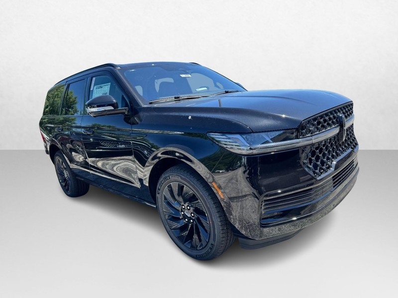 Lincoln Navigator Vehicle Full-screen Gallery Image 03