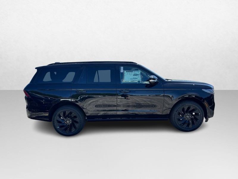 Lincoln Navigator Vehicle Full-screen Gallery Image 04