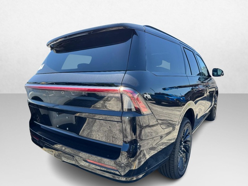 Lincoln Navigator Vehicle Full-screen Gallery Image 05
