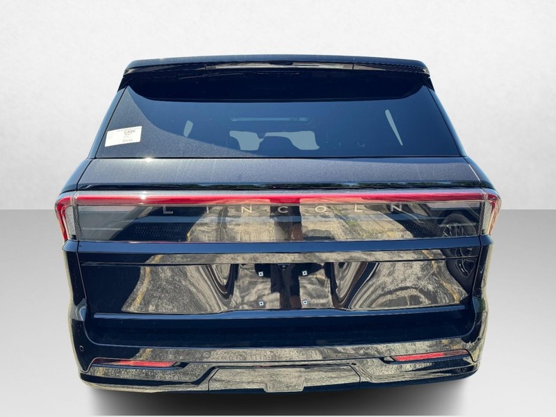 Lincoln Navigator Vehicle Full-screen Gallery Image 06