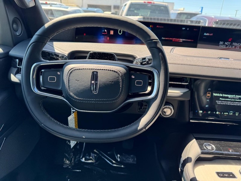 Lincoln Navigator Vehicle Full-screen Gallery Image 10
