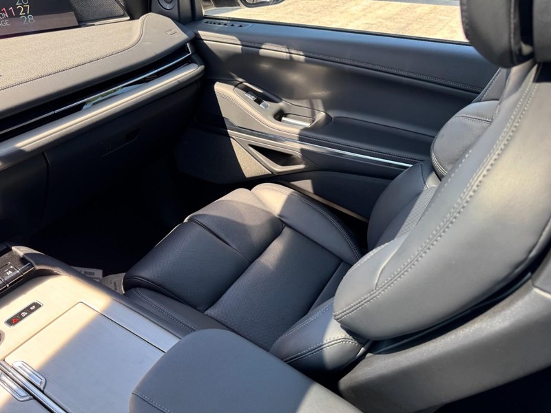 Lincoln Navigator Vehicle Full-screen Gallery Image 11