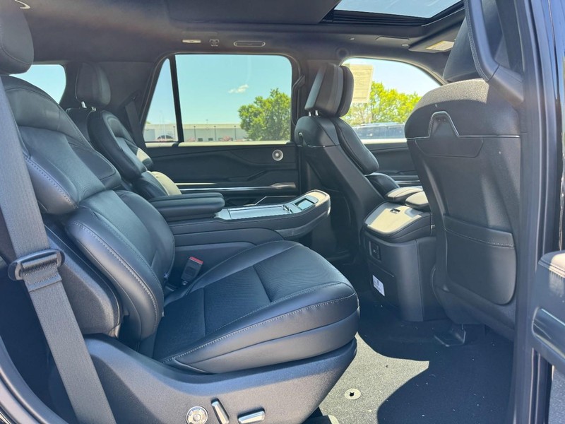 Lincoln Navigator Vehicle Full-screen Gallery Image 13