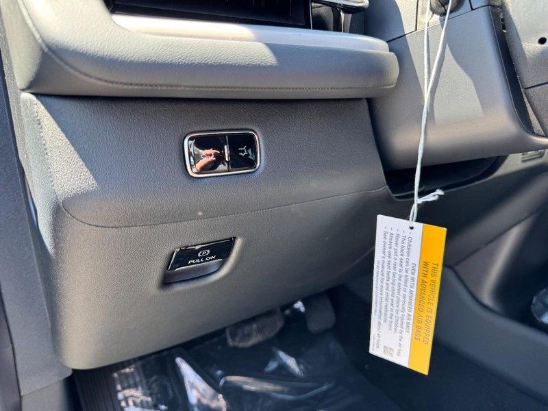 Lincoln Navigator Vehicle Full-screen Gallery Image 14