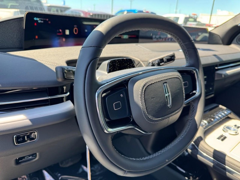 Lincoln Navigator Vehicle Full-screen Gallery Image 15