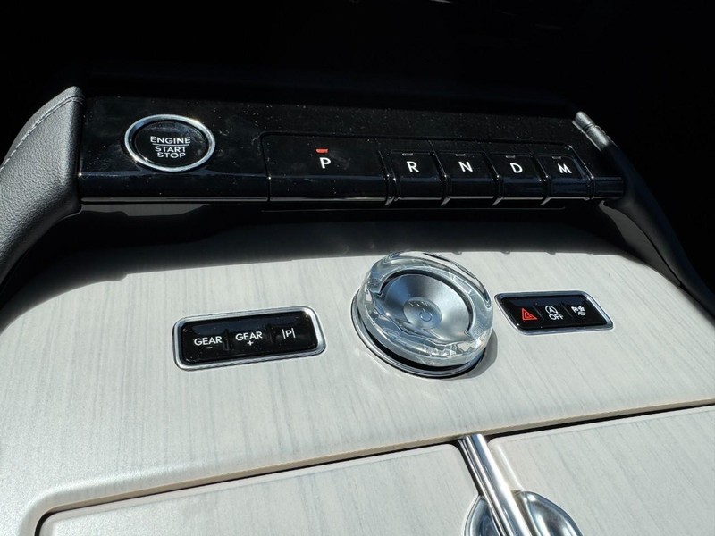 Lincoln Navigator Vehicle Full-screen Gallery Image 17