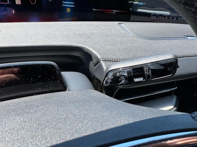 Lincoln Navigator Vehicle Full-screen Gallery Image 21