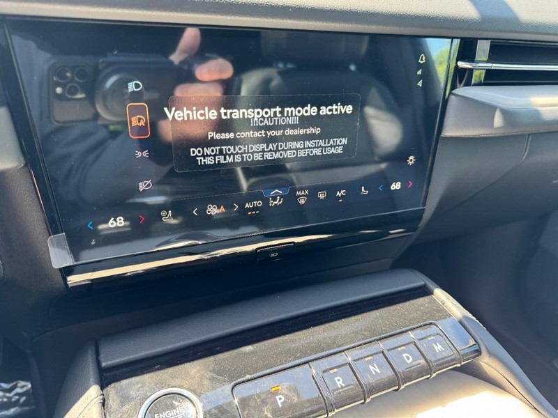 Lincoln Navigator Vehicle Full-screen Gallery Image 23