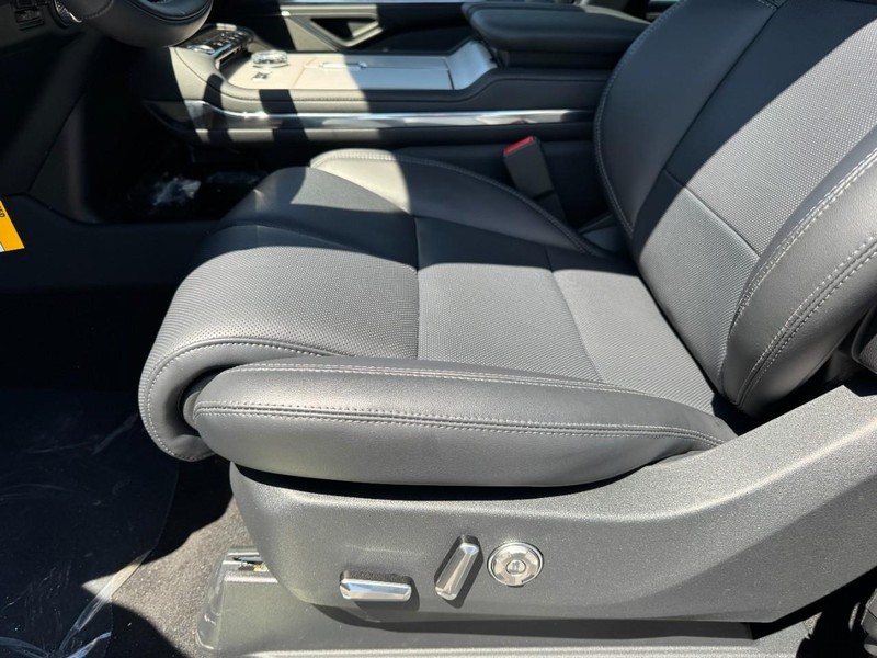 Lincoln Navigator Vehicle Full-screen Gallery Image 26