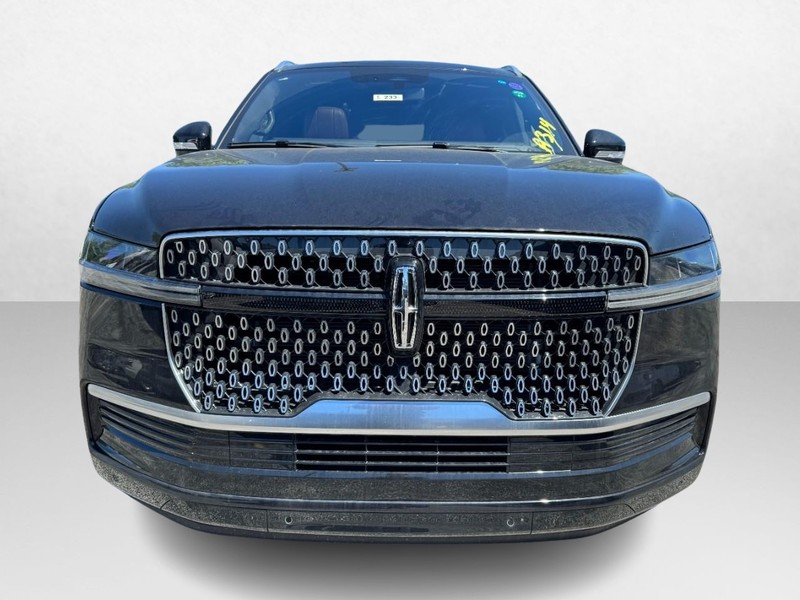 Lincoln Navigator Vehicle Full-screen Gallery Image 02