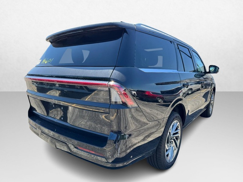 Lincoln Navigator Vehicle Full-screen Gallery Image 05