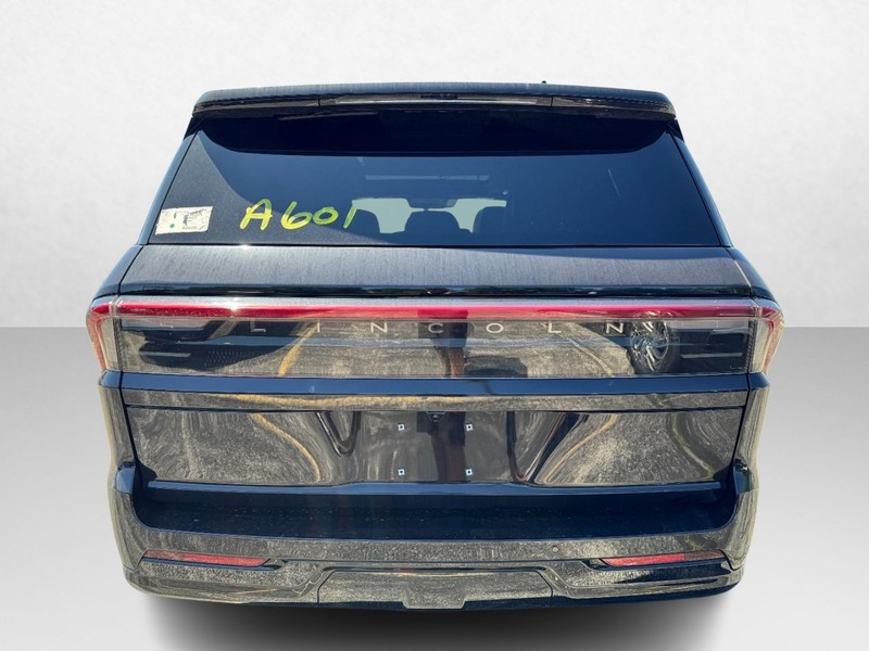 Lincoln Navigator Vehicle Full-screen Gallery Image 06