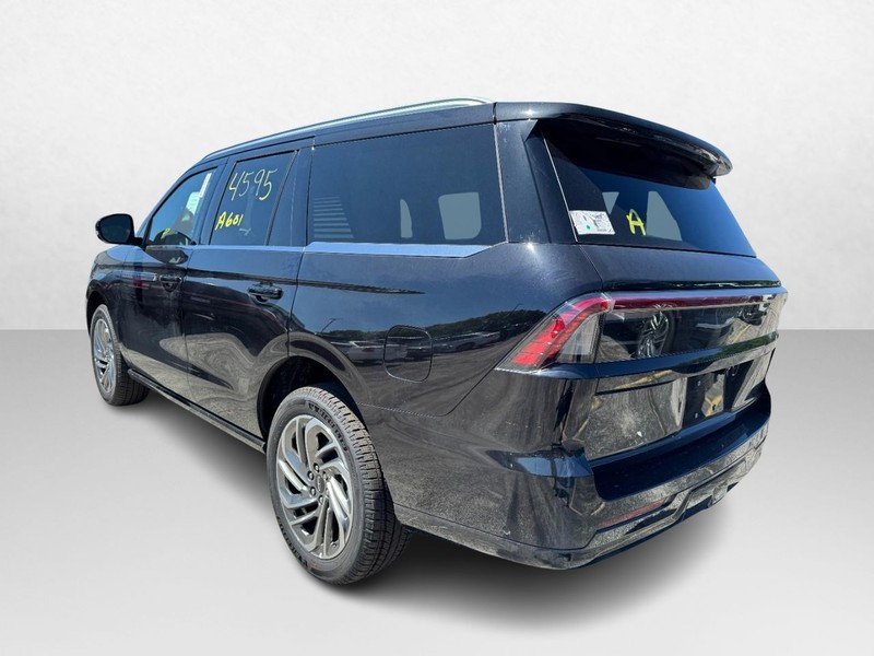 Lincoln Navigator Vehicle Full-screen Gallery Image 07