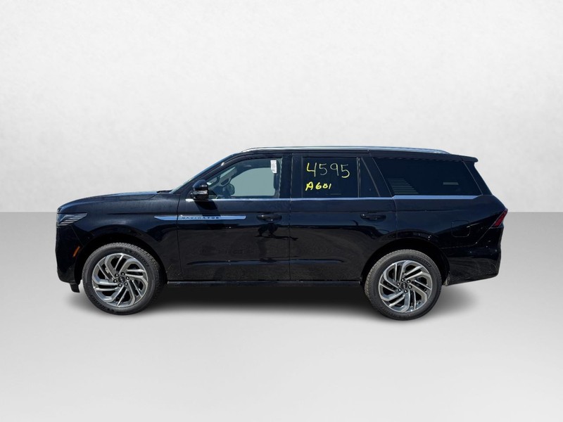 Lincoln Navigator Vehicle Full-screen Gallery Image 08