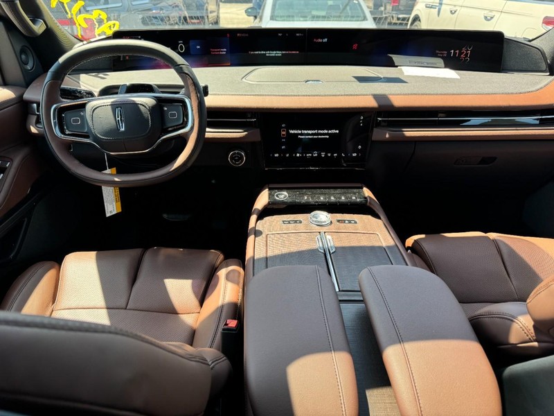 Lincoln Navigator Vehicle Full-screen Gallery Image 09