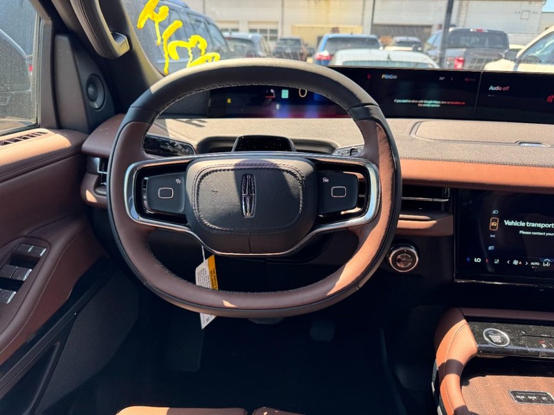 Lincoln Navigator Vehicle Full-screen Gallery Image 10