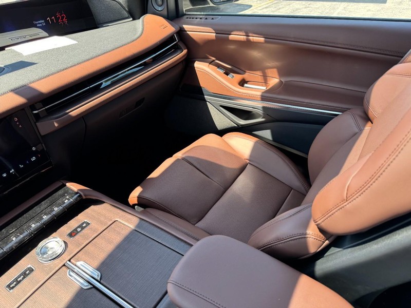 Lincoln Navigator Vehicle Full-screen Gallery Image 11