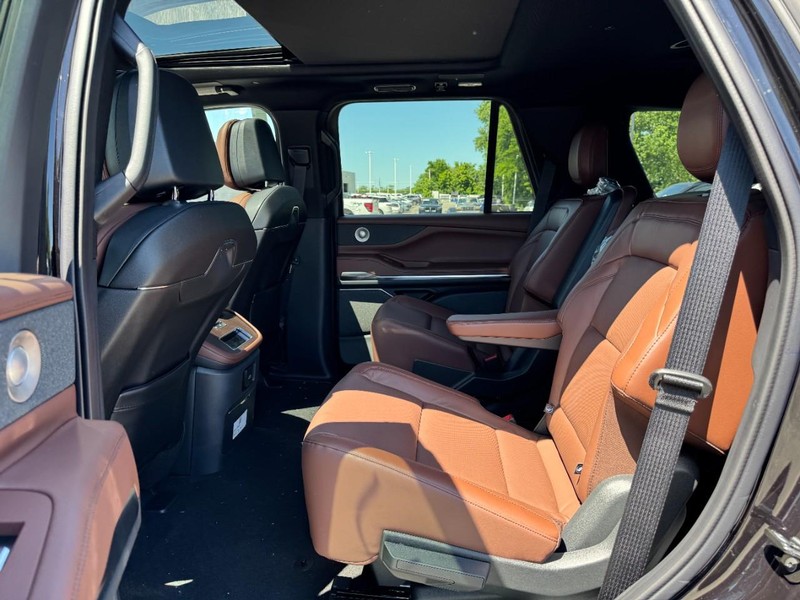 Lincoln Navigator Vehicle Full-screen Gallery Image 12
