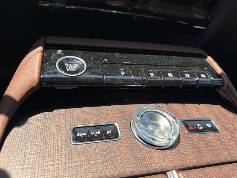 Lincoln Navigator Vehicle Full-screen Gallery Image 17