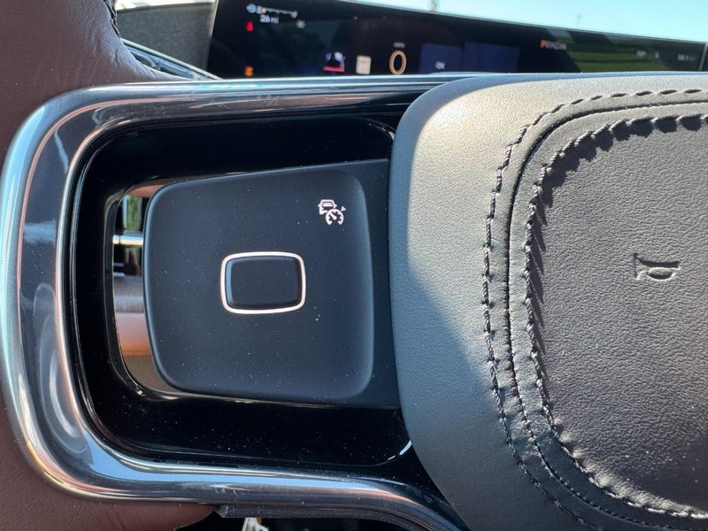 Lincoln Navigator Vehicle Full-screen Gallery Image 18