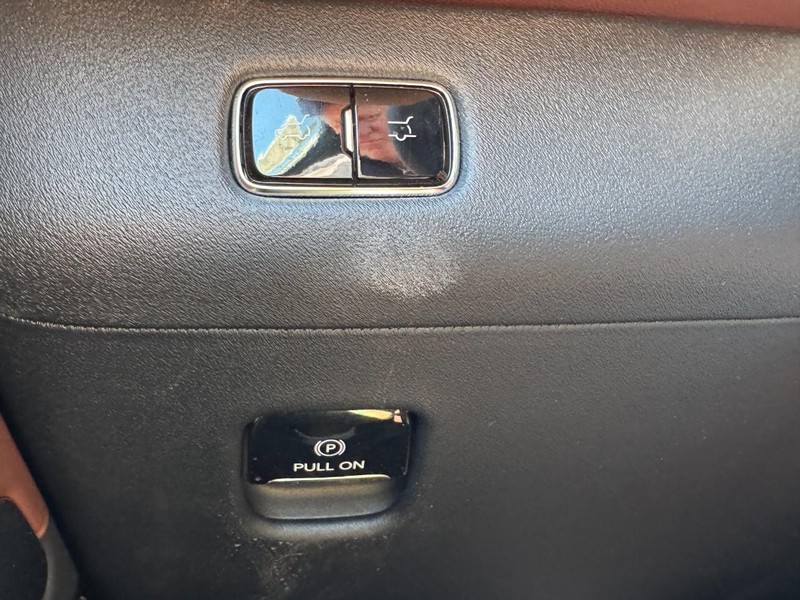 Lincoln Navigator Vehicle Full-screen Gallery Image 22