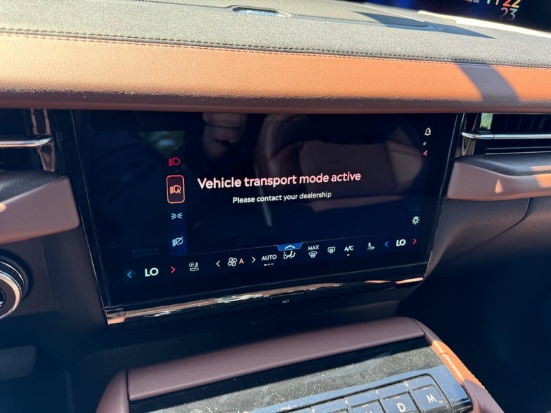 Lincoln Navigator Vehicle Full-screen Gallery Image 23