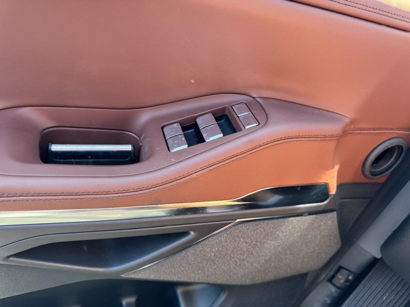 Lincoln Navigator Vehicle Full-screen Gallery Image 25