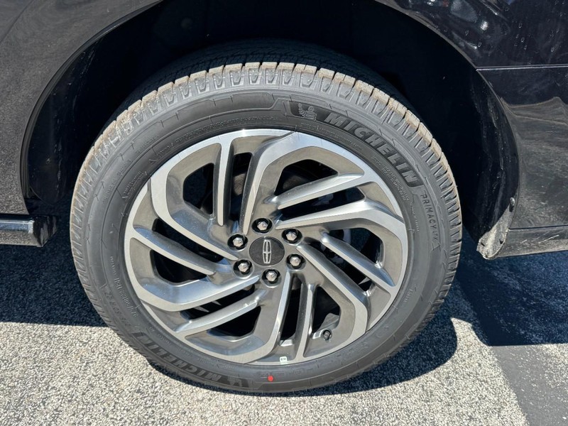 Lincoln Navigator Vehicle Full-screen Gallery Image 27