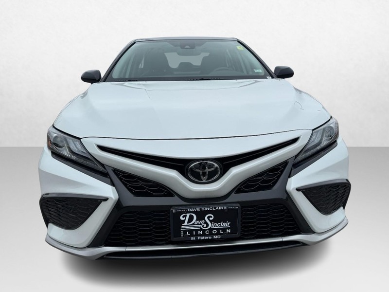 Toyota Camry Vehicle Full-screen Gallery Image 02