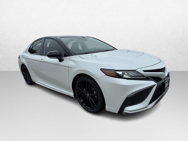 Toyota Camry Vehicle Full-screen Gallery Image 03