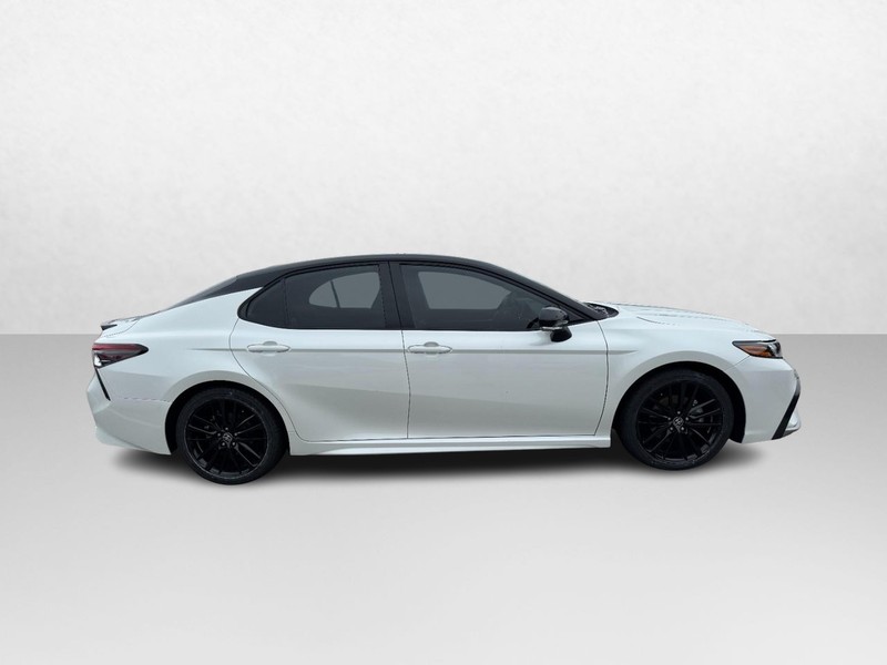Toyota Camry Vehicle Full-screen Gallery Image 04