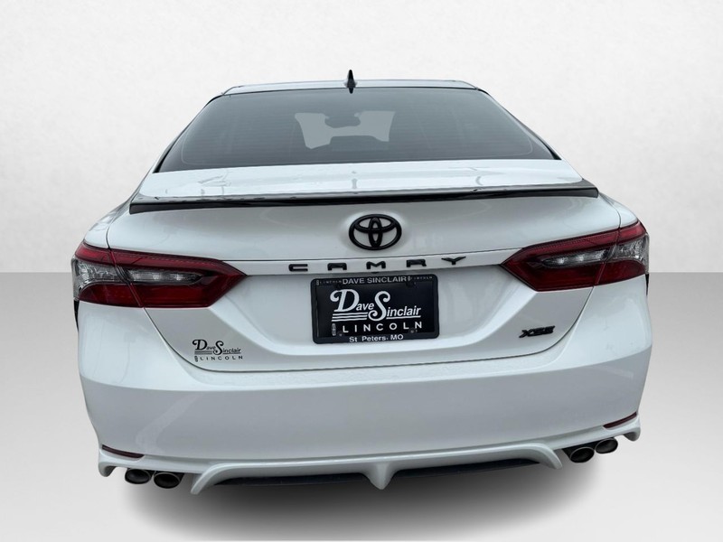 Toyota Camry Vehicle Full-screen Gallery Image 06