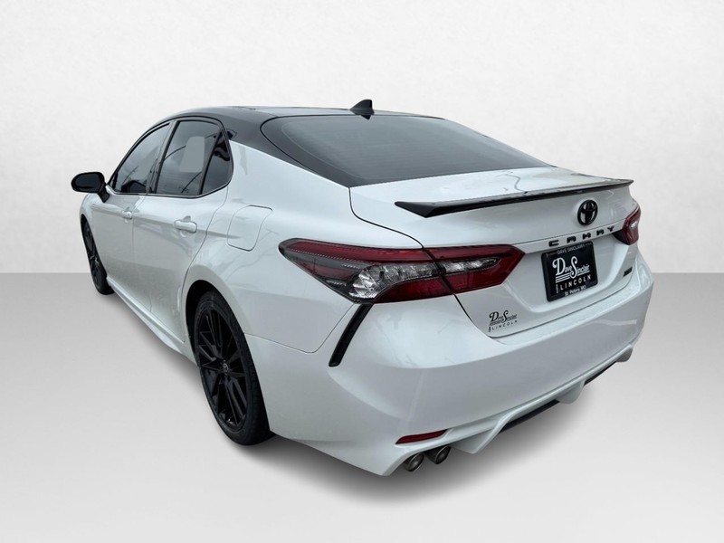 Toyota Camry Vehicle Full-screen Gallery Image 07