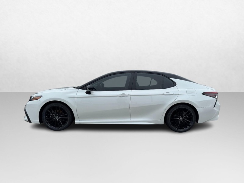 Toyota Camry Vehicle Full-screen Gallery Image 08